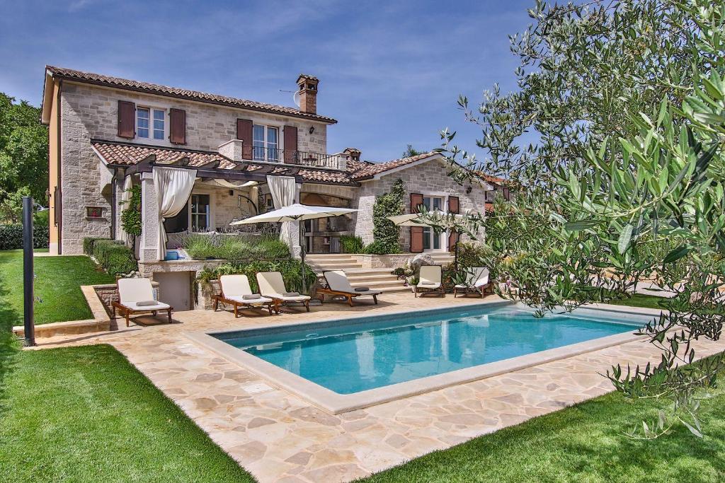 Πισίνα στο ή κοντά στο Atemberaubende Finca mit Bikes, Salzwasserpool, Meerblick, Spielplatz, Lounge-Bereich