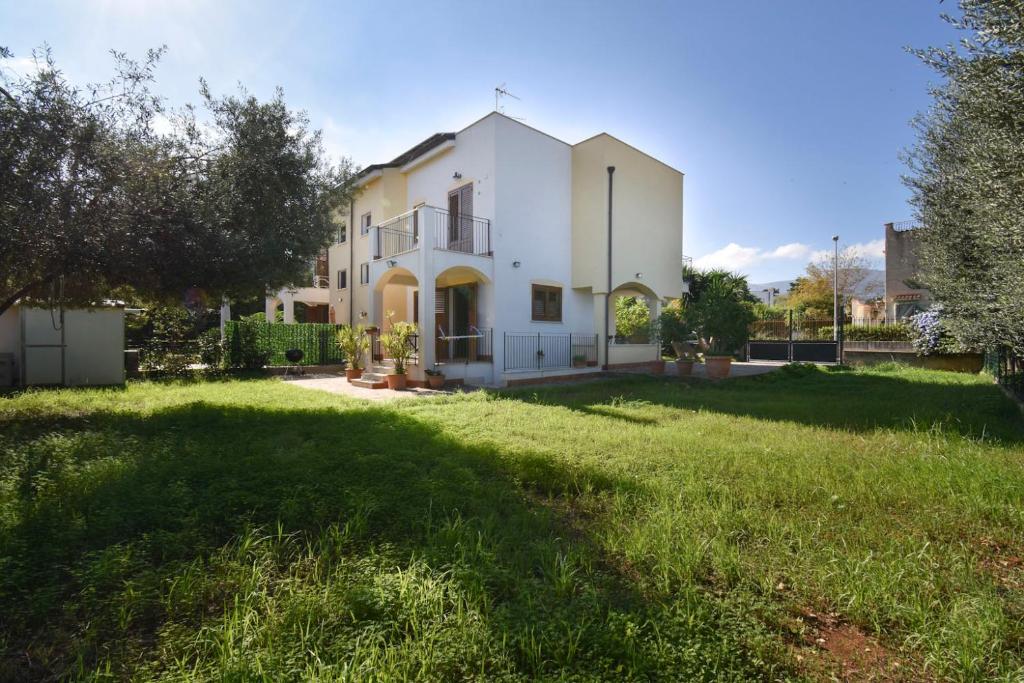 Zahrada ubytování Casa Carini - Villa Vacanze sul Mare con piscina idromassaggio