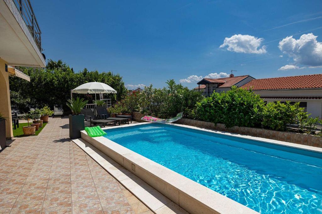 Faszinierendes Apartment nur 200 Meter zum Strand mit Meerblick, Pool, Grill, Lounge-Bereich