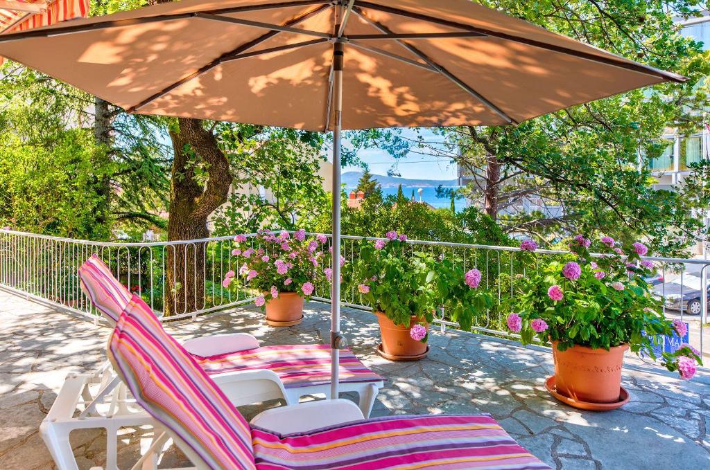 Κήπος έξω από το Charmantes Apartment nur 200 Meter zum Strand mit Meerblick, Liegen, Grillbereich