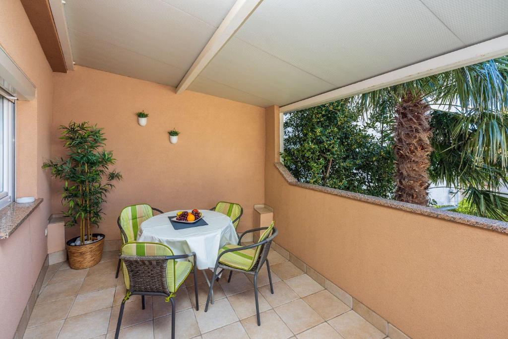 Mediterranes Apartment nur 300 Meter zum Sandstrand mit Meerblick