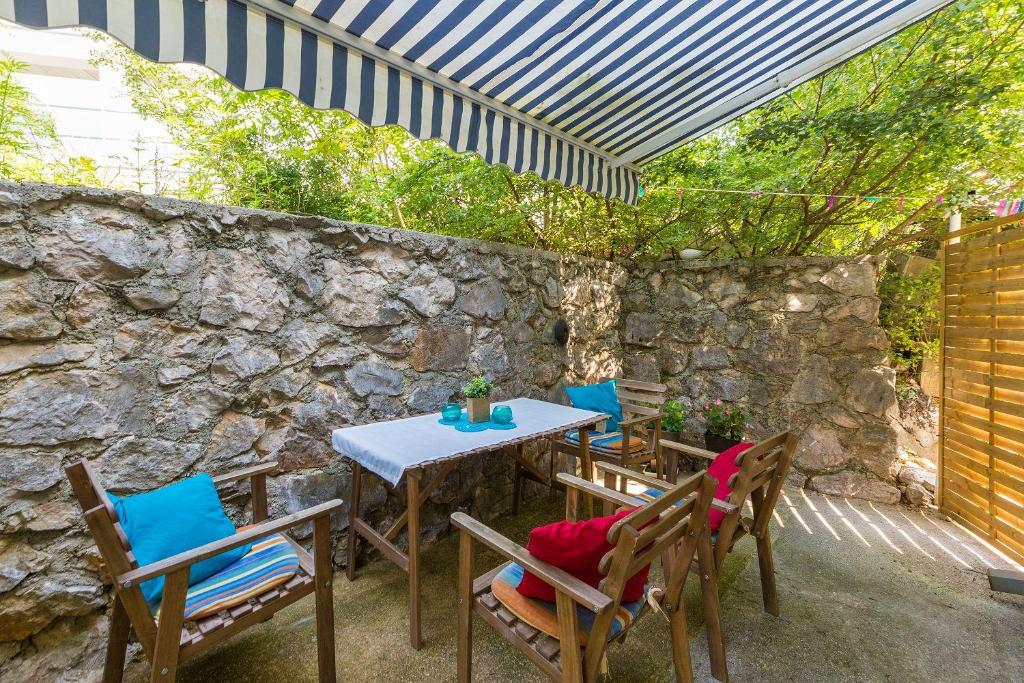 Mediterranes Apartment mit drei Terrassen, Grill, WiFi - nur 500 Meter zum Strand
