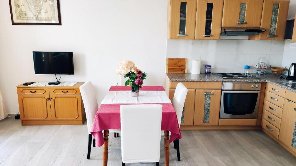 Charmantes Apartment nur 700 Meter zum Strand mit Terrasse und Balkon