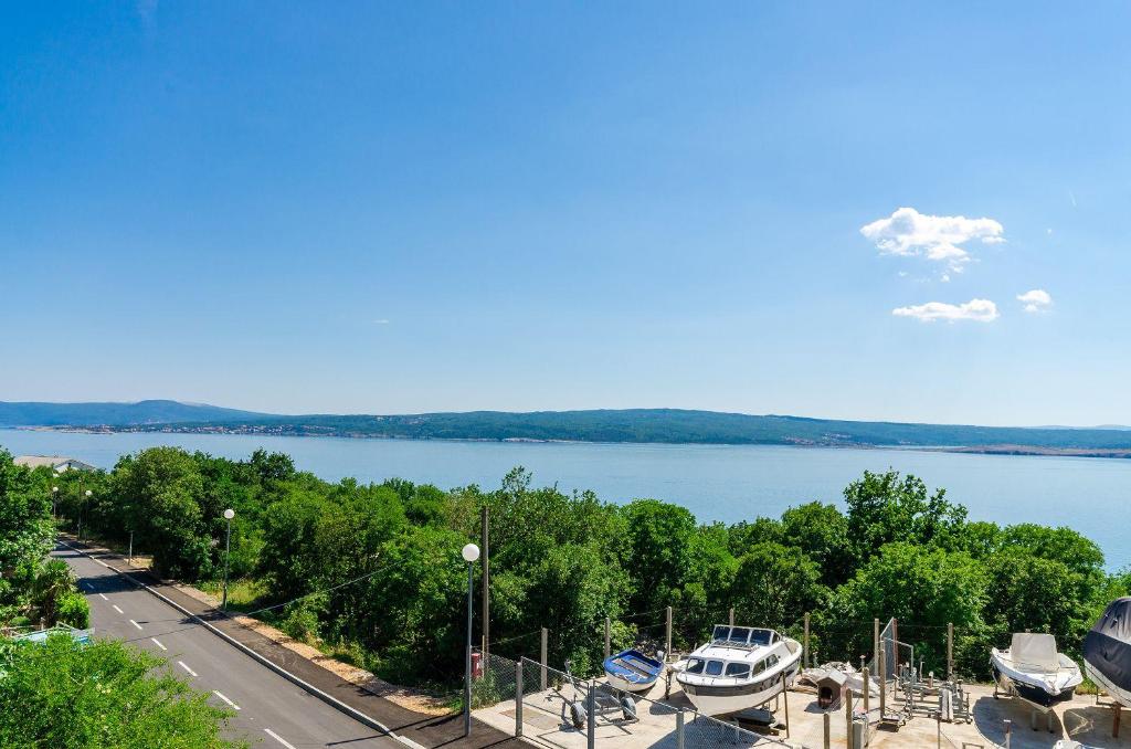 Komfortables Apartment nur 500 Meter zum Strand mit Meerblick, privatem Balkon, Grill