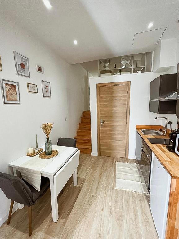 Eine Küche und ein Wohnzimmer mit Tisch und Theke. in der Unterkunft Studio cosy Nice in Nizza