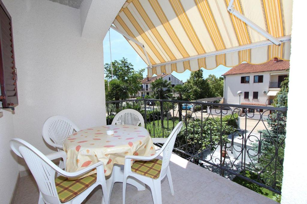 Komfortables Apartment mit privatem Balkon, Privatparkplatz, Babybett, Klima