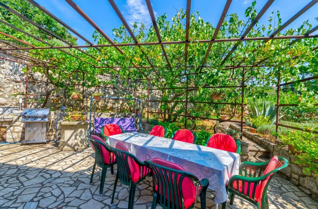 Charmantes Apartment nur 250 Meter zum Sandstrand mit privater Terrasse, Liegen, Grill