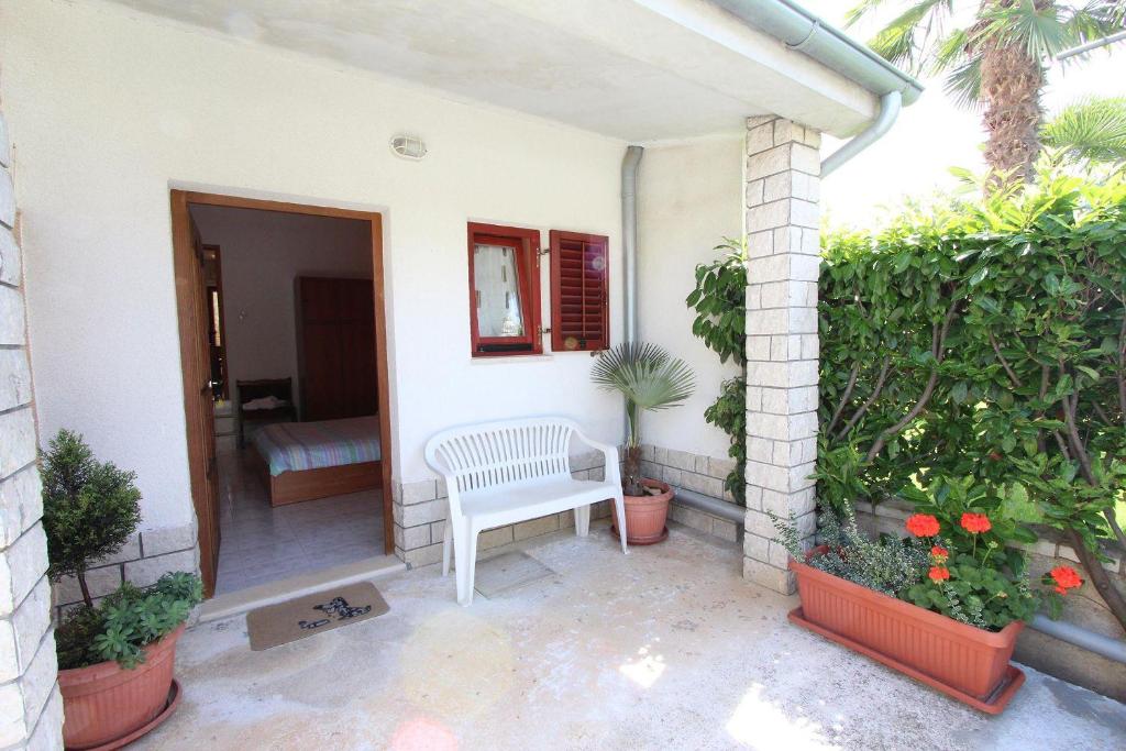 Charmantes Apartment nur 10 Gehminuten zum Strand mit privater Terrasse, Klima, WiFi