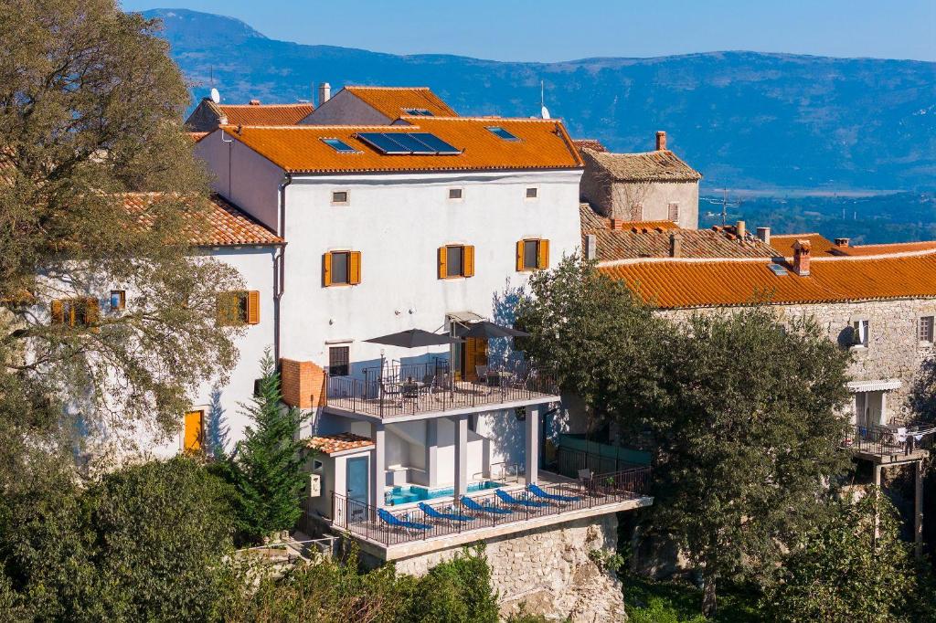a building on the side of a mountain at Beeindruckendes Apartment mit Panoramablick, Pool, Privatparkplatz, Grill in Pazin