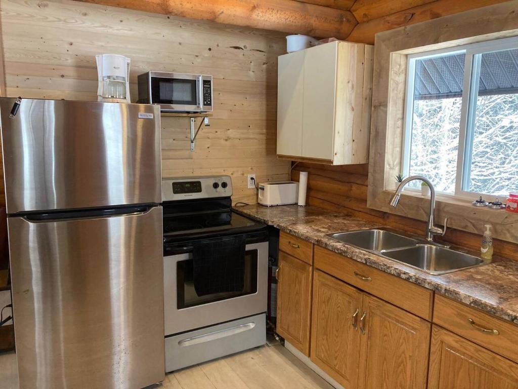 Kuchyň nebo kuchyňský kout v ubytování Log lofted rustic cabin in woods