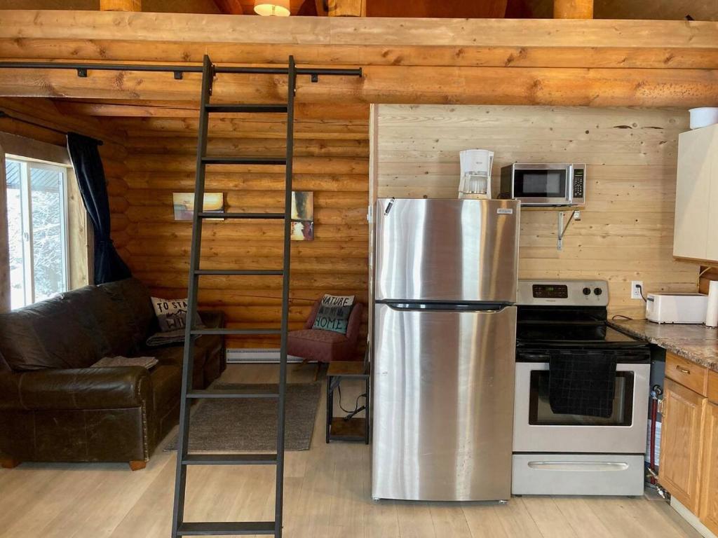 Kuchyň nebo kuchyňský kout v ubytování Log lofted rustic cabin in woods