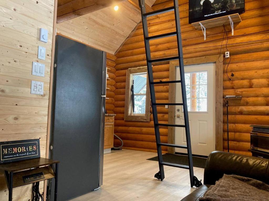 Fotografie z fotogalerie ubytování Log lofted rustic cabin in woods v destinaci Kelowna
