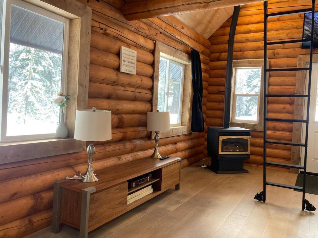 Fotografie z fotogalerie ubytování Lofted log cabin with fire table v destinaci Kelowna