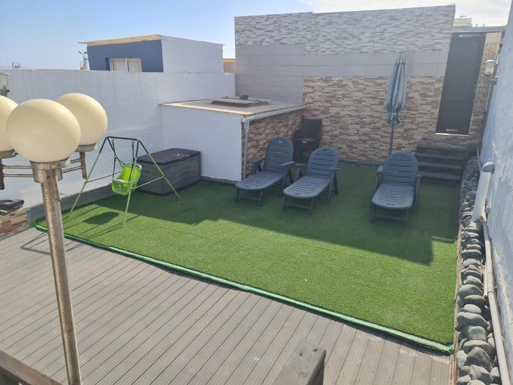 un patio con sillas y una parrilla en el techo en terrace 2BRooms100m2, 3Air Conditions, en Vecindario
