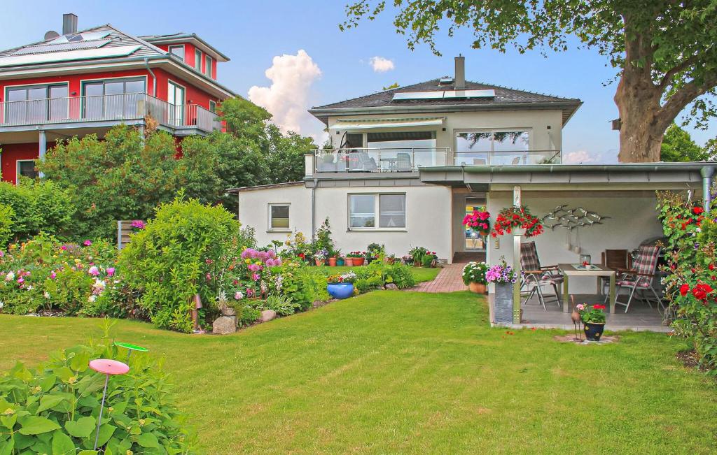 a home with a yard with flowers and plants at Ferienwohnung Waren Müritz in Waren