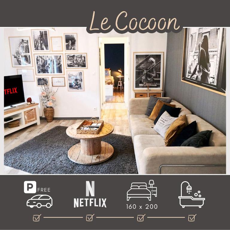 un salon avec un canapé et une table basse dans l'établissement LE COCOON Saint Lô - Appartement privé tout équipé - Haras - Parking gratuit - Entrée autonome - Wifi - Netflix - Baignoire - Lave-linge - Lit Queen Size 160cm & canapé-lit 140cm - Jusqu'à 4 personnes, à Saint Lo