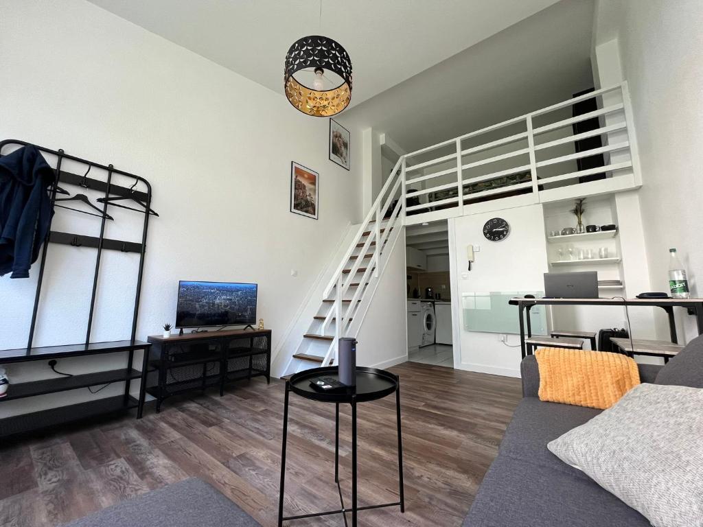 - un salon avec un canapé et une mezzanine dans l'établissement Le Cosy’ Moderne - Proche Musée d'Art Moderne, à Strasbourg