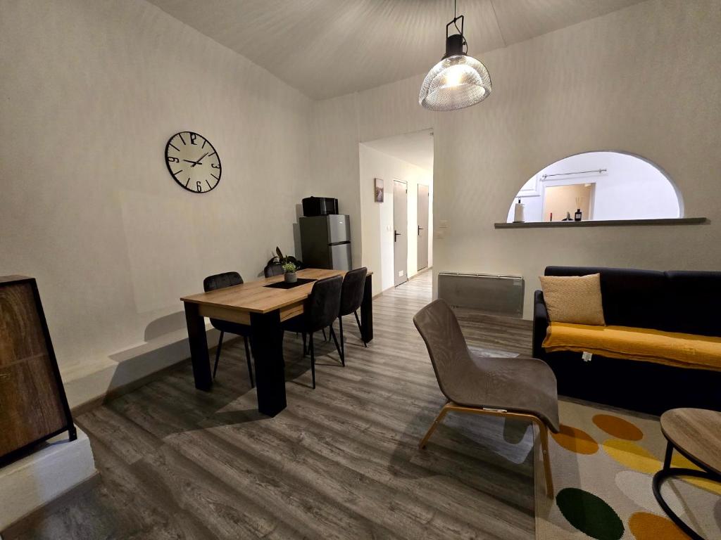 TV a/nebo společenská místnost v ubytování Appartement 2 chambres, cuisine équipée