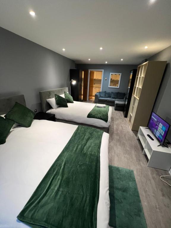 ロンドンにあるLondon Canary Wharf O2 Arena ExCelのベッド2台とテレビがあるホテルの部屋