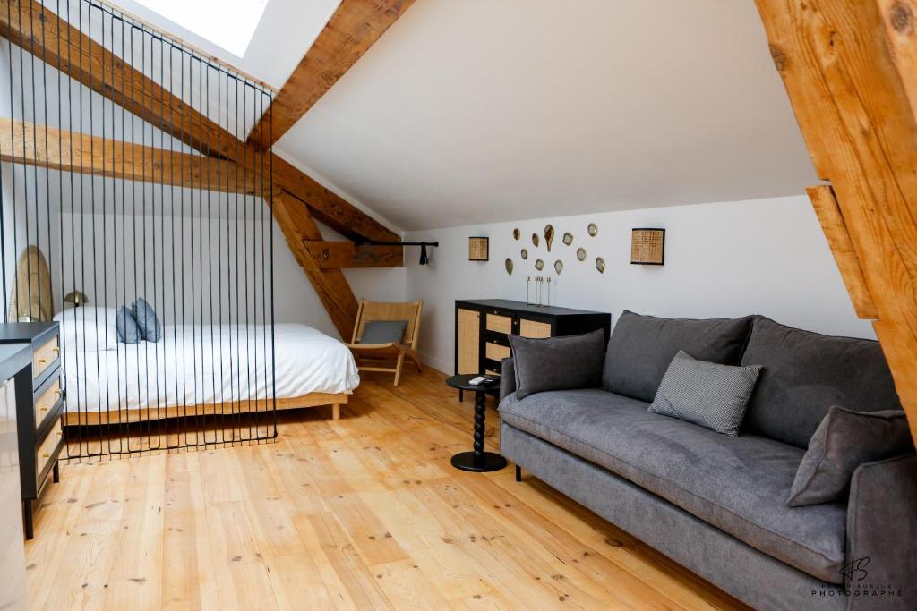 un salon avec un canapé et un lit dans l'établissement Studio - La Palmeraie Beau Pré - App 3-1 - Centre, à Perpignan