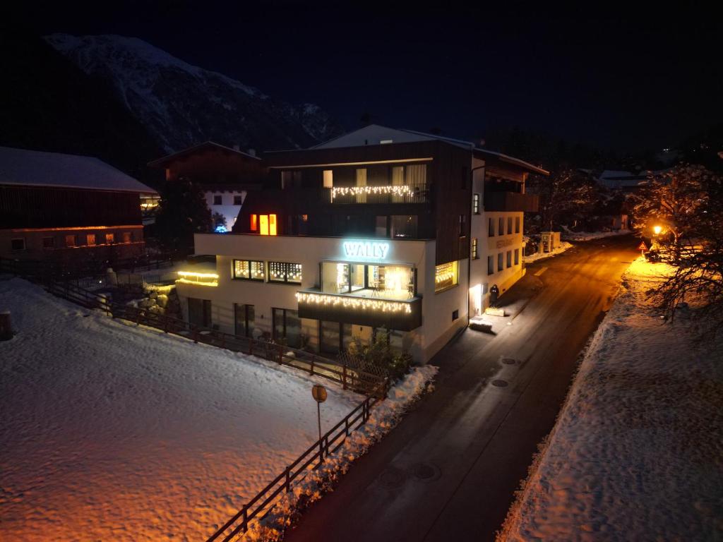 Ein allgemeiner Bergblick oder ein Berglick von des Aparthotels aus