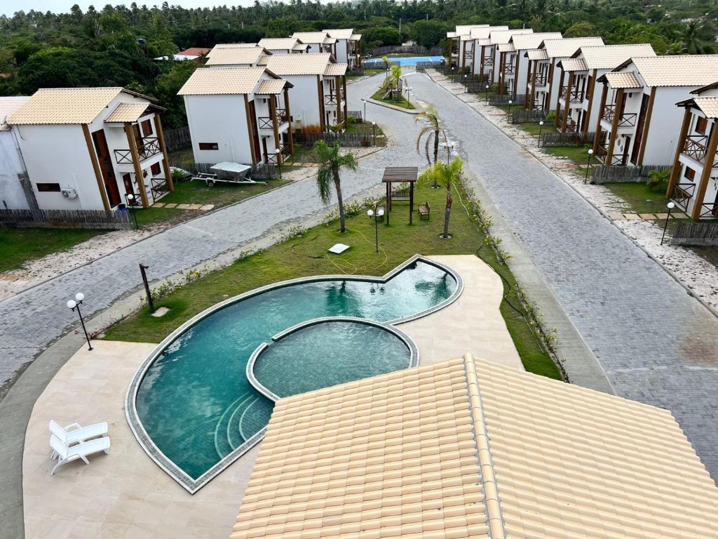 an overhead view of a swimming pool at a resort at Chalé Dunas Atins - Chalé de temporada em Atins in Barreirinhas