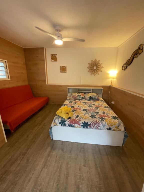 Ένα ή περισσότερα κρεβάτια σε δωμάτιο στο Ti family nature gite studio location de vacances Guadeloupe - Bas de villa - Piscine partagée