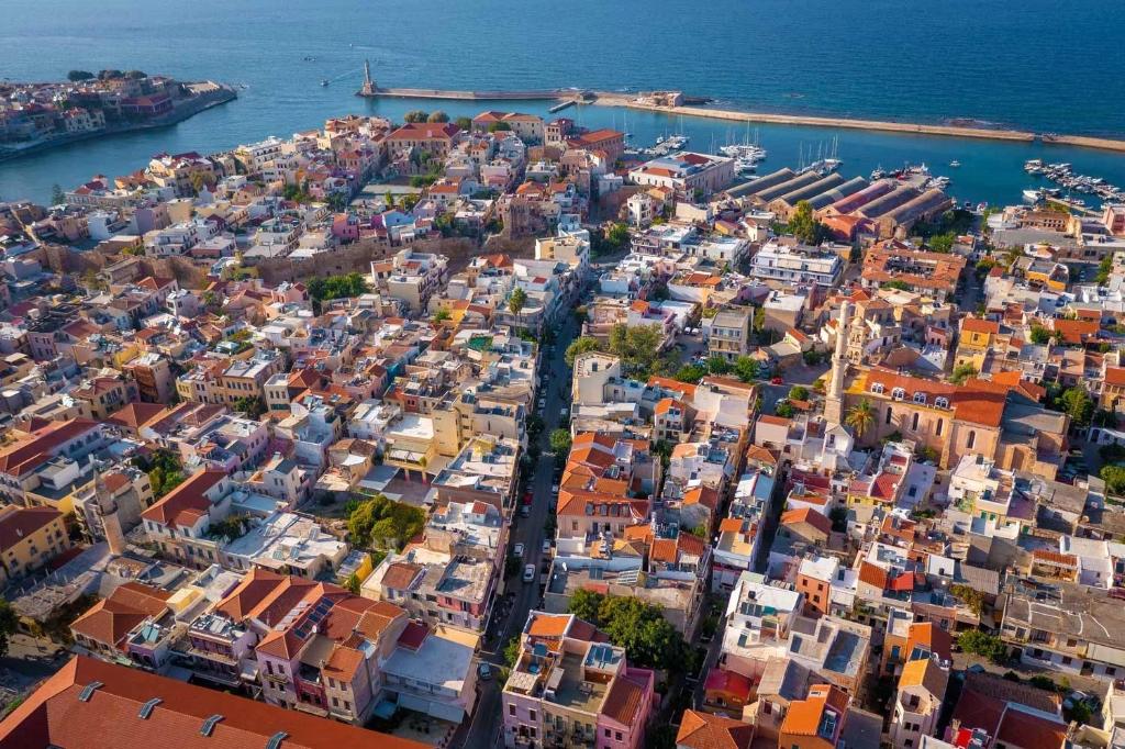 Nespecifikovaný výhled na destinaci Chania nebo výhled na město při pohledu z vily
