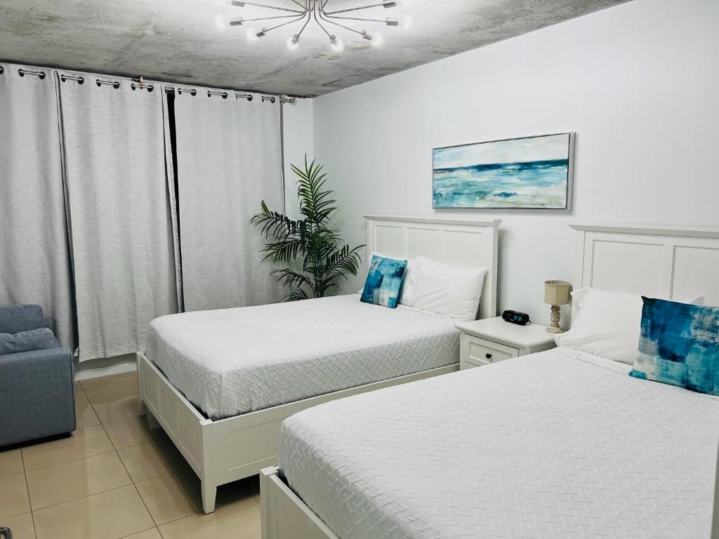 Postel nebo postele na pokoji v ubytování Spacious 2BD 2BTH at Midblock