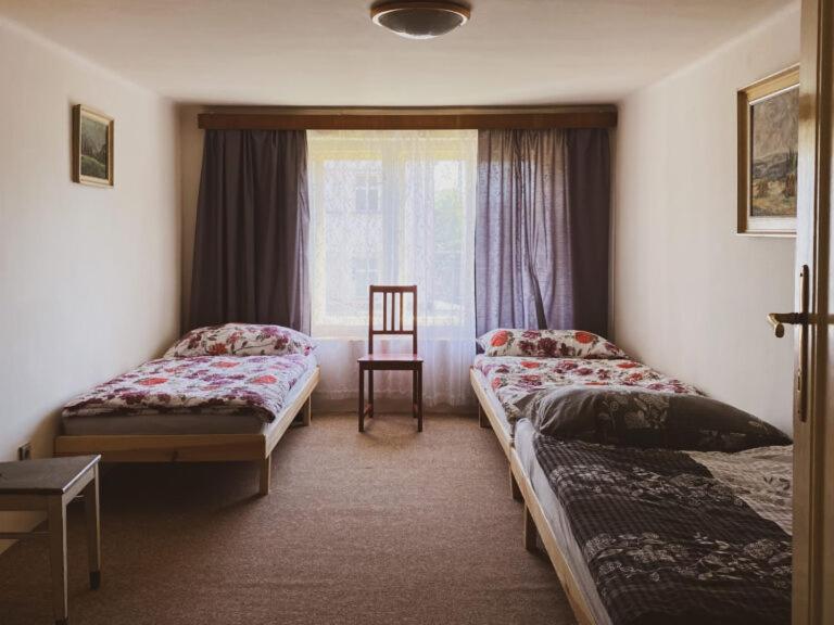 Postel nebo postele na pokoji v ubytování Retro U Lázní