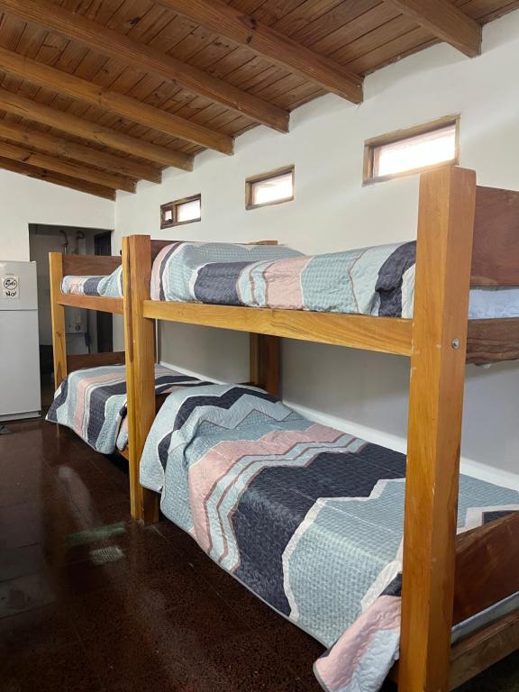 Colonia ChapadmalalDon Pototo Hospedaje Chapadmalal的房屋内带三张双层床的房间