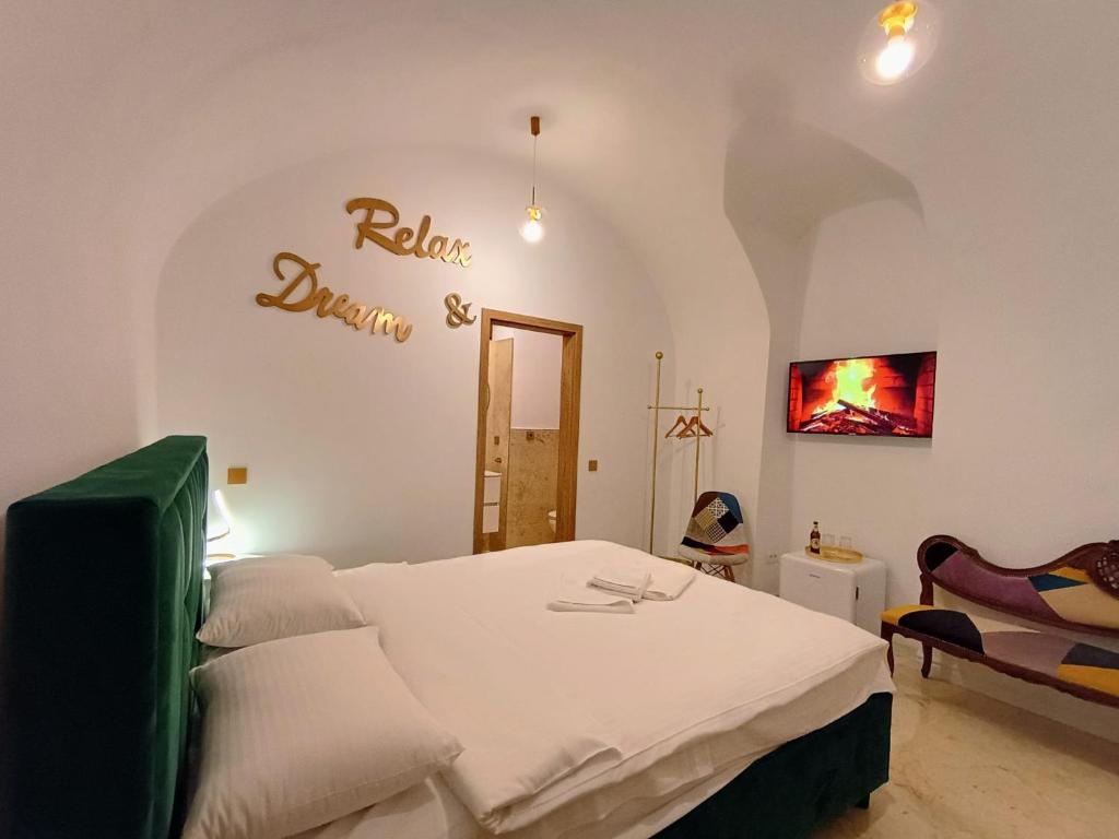 une chambre avec un lit et un panneau sur le mur dans l'établissement Luky 11, à Braşov