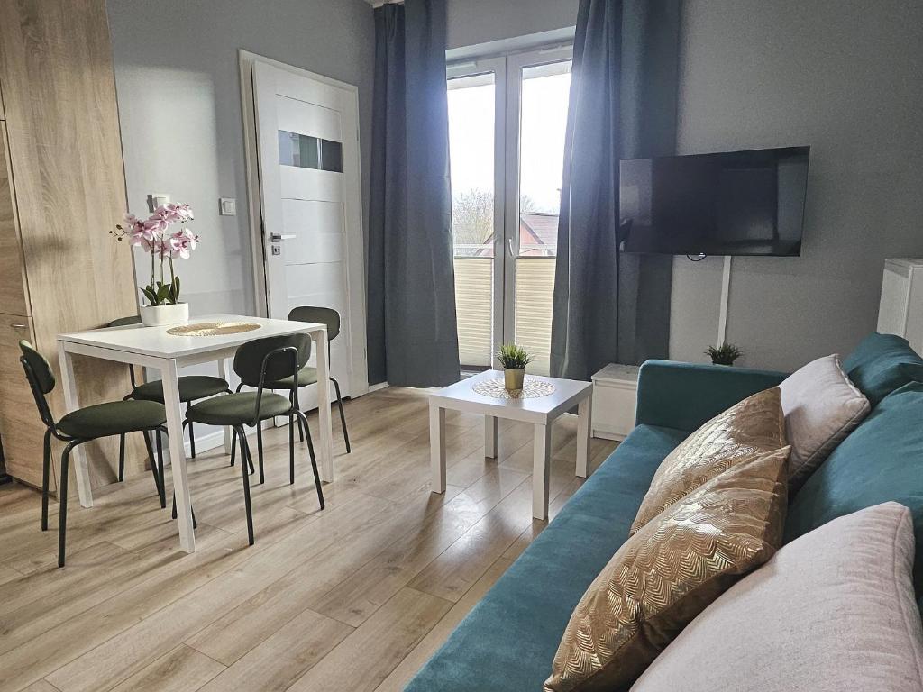 Urban Jungle - Space Apartment في بياويستوك: غرفة معيشة بها أريكة وطاولة