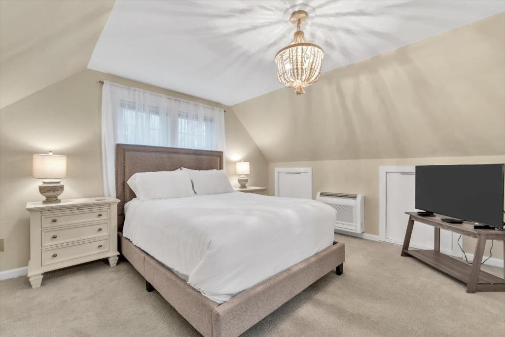 Ένα ή περισσότερα κρεβάτια σε δωμάτιο στο Coastal Cape Cod Retreat by Barlows Landing Beach, Pergola, Firepit & Fenced Yard, Sleep 7 with Smart TVs & Eat-In Kitchen, Family-Friendly Escape Minutes to Old Silver Beach, Woods Hole & Downtown Falmouth