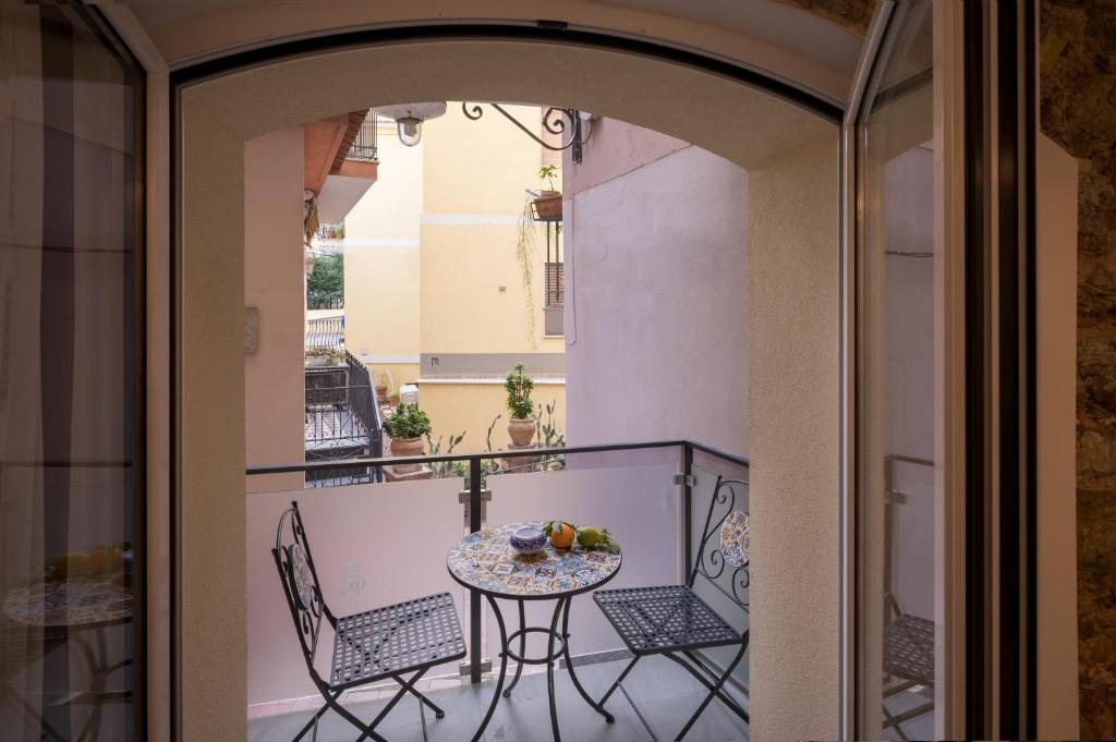 Rõdu või terrass majutusasutuses Taormina charming rooms
