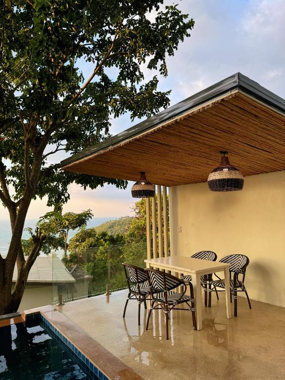 Ein Balkon oder eine Terrasse in der Unterkunft High Life Villas