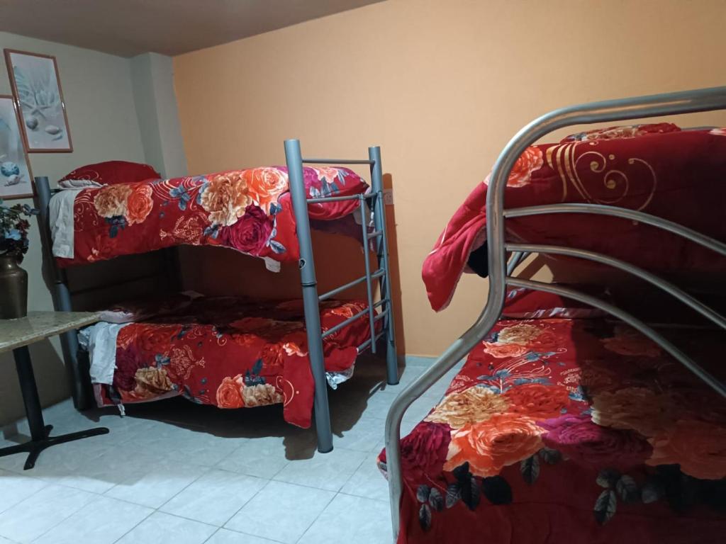 Postel nebo postele na pokoji v ubytování Hospedaje Barato Mi Casita de Colores