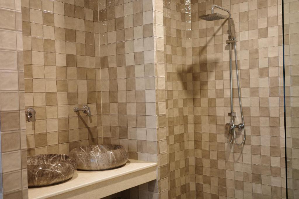 Ein Badezimmer in der Unterkunft High Life Villas