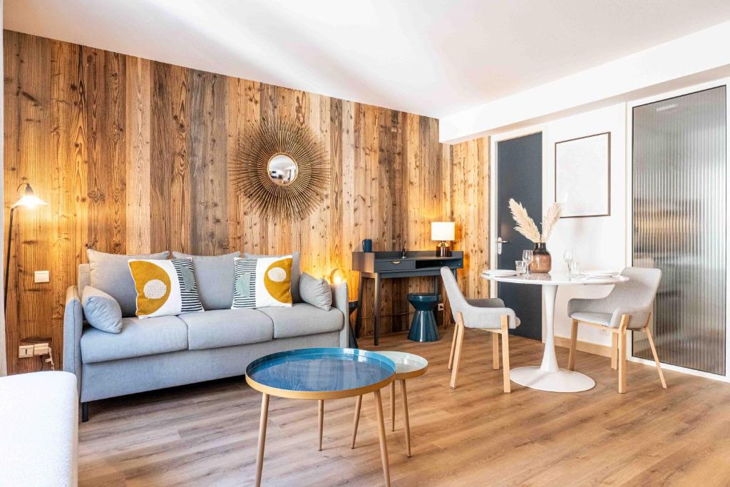 un salon avec un canapé et une table dans l'établissement Lebasque - Centre - Rue Piétonne - Annecy, à Annecy