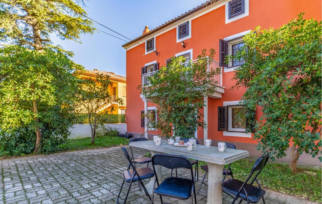 Κήπος έξω από το 3 Bedroom Stunning Home In Sisan