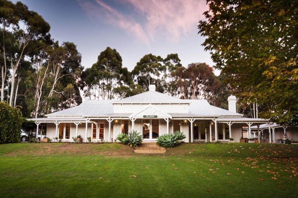 ein großes weißes Haus mit einem Rasenhof in der Unterkunft Gilgara Retreat in Margaret River Town