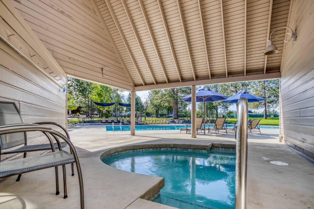 una piscina en una casa con techo de madera en Ski House 237 - Meredith Lodging, en Bend