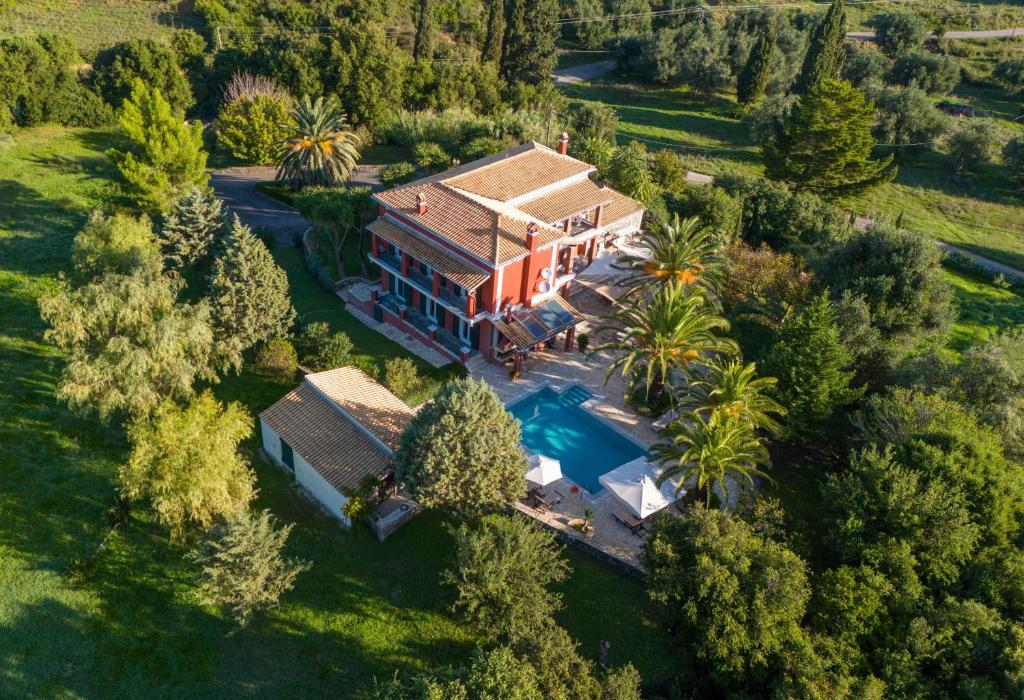 una vista aerea di una casa con piscina di Villa Kerkyra a Gouviá