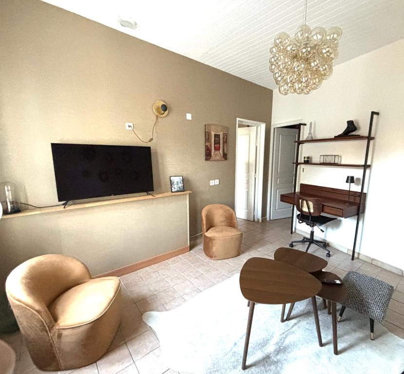 Il comprend un salon doté d'une télévision à écran plat et d'un piano. dans l'établissement Au calme proche de La Rochelle, de la mer et du golf, à Nieul-sur-Mer