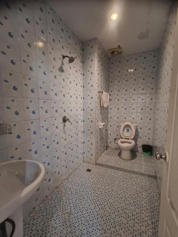 Koupelna v ubytování Bonanza Patong Hotel