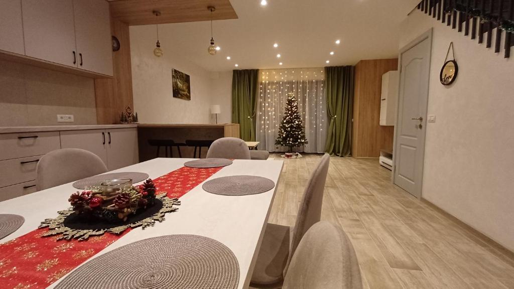 布拉索夫CP Residence Apart的厨房配有桌子和圣诞树