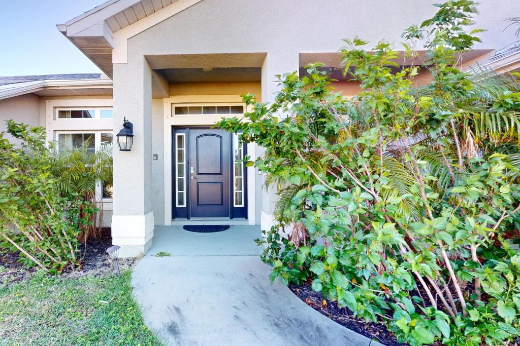 ein Haus mit blauer Tür und einigen Büschen in der Unterkunft Simply Serene in Rotunda-West