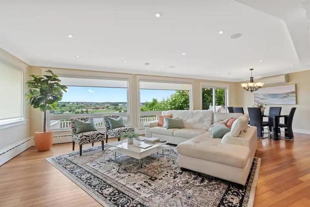 een woonkamer met een bank en een tafel bij Forest House Qv Lake View Parking in St. John's