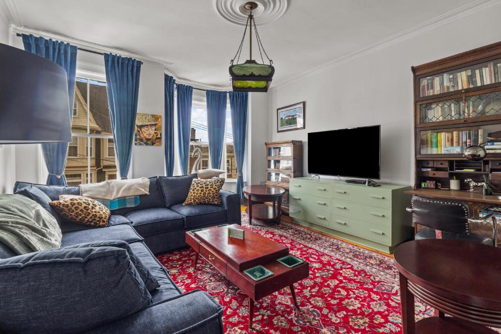 Μια τηλεόραση ή/και κέντρο ψυχαγωγίας στο Elegant Victoria 2br 15ba