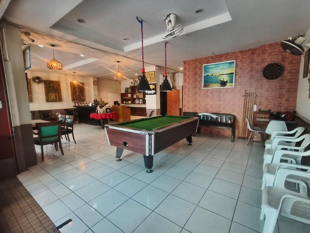 Biliár nebo kulečník v ubytování Bonanza Patong Hotel